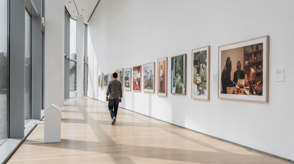 How Image Sequencing Guides Viewers Through Space