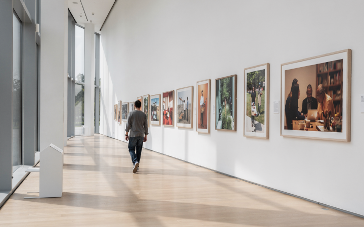 How Image Sequencing Guides Viewers Through Space